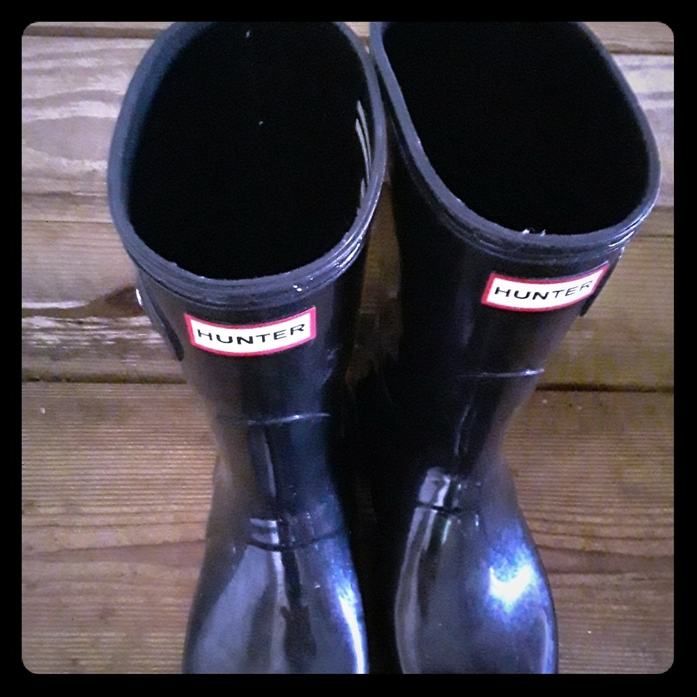 Black winter boots